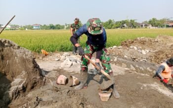 Jaga Irigasi Tetap Lancar, Satgas TMMD Kerjakan Talud Sawah