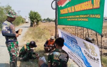 Satgas TMMD Berbagi Air Minum, Hangatkan Kebersamaan dengan Warga Parangjoro