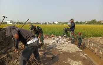 Satgas TMMD Ke-129 Kodim 0726/Skh Semangat Gotong Royong Buat Gorong-Gorong di Parangjoro