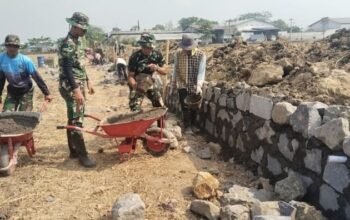 Danramil Grogol Turun Langsung, Perkuat Semangat Gotong Royong Bangun Talud Bersama TNI, POLRI, dan Warga