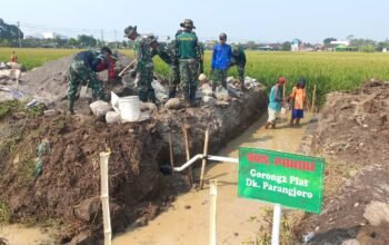 Satgas TMMD Reguler ke-129 Kodim 0726/Skh Bahu Membahu Bersama Warga Desa Parangjoro Pasang Plat Gorong-gorong di Jalan Desa