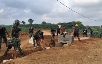 Warga Kompak Rapikan Timbunan Gorong-Gorong, Wujudkan Akses Jalan Penghubung Dua Kecamatan
