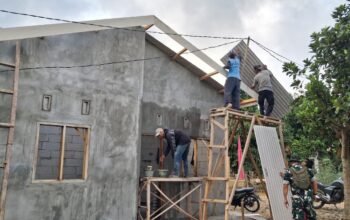 Pemasangan Atap Asbes RTLH Dikebut, Harapan Baru Sandri Mulai Terlihat Nyata