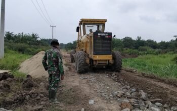Fokus pada Kualitas Jalan Sasaran TMMD Ke-129, Satgas Kodim 0313/KPR Kerahkan 7 Unit Dump Truck Ratakan Batu Pecah