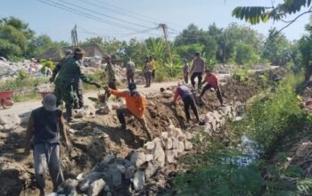 Gotong Royong Tanpa Lelah, TNI-Polri dan Warga Kejar Penyelesaian Talud