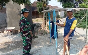 Personel TMMD Reguler ke-129 Kodim 0726/Sukoharjo Pererat Kedekatan dengan Warga Lewat Komsos