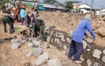 Semangat Kemanunggalan, Satgas TMMD KODIM 0726/Sukoharjo Kejar Pembangunan Talud di Desa Parangjoro