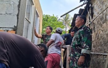 Wujudkan Fasilitas Sanitasi yang Layak untuk Warga Satgas TMMD Ke-129 Kodim 0412/LU Pasang Kusen Pintu MCK