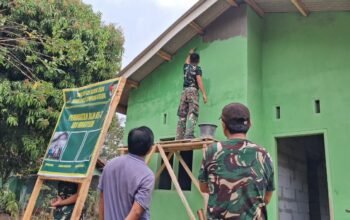 Sentuhan Akhir Bikin Pangling, Satgas TMMD Lakukan Pengecatan Lapis Kedua Rumah Ibu Wagiyem di Sungkai Utara