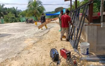 Sasaran Ketiga TMMD Ke-129, Babinsa Koramil 03/Bunut Dampingi Pembuatan Pondasi Tower Air Bersih di Desa Delik