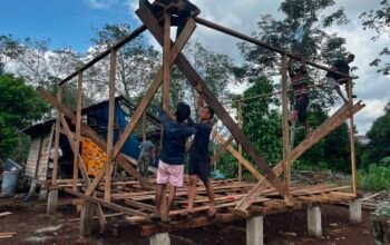 Kembali Lanjutkan pekerjaan, Satgas TMMD Ke-129 Kodim 0313/KPR Geber Pembangunan Rumah Bapak Diasan di desa Parit Baru