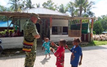 Hangatkan Kebersamaan, Dansatgas TMMD Ke-129 Kodim 1807/Sorong Selatan Berbagi Keceriaan Bersama Anak-Anak Kampung Sesor