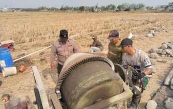 Satgas TMMD, TNI-Polri dan Warga Kompak Aduk Semen Demi Percepat Pembangunan Talud