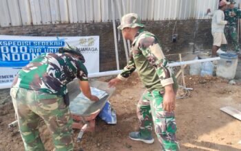 Gotong Royong TNI dan Warga, TMMD Bangun MCK di Fasilitas Lapangan sepak bola