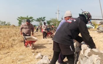 Gotong Royong Satgas Tmmd, Polri dan Masyarakat Bangun Talud Tmmd KE-129 Kodim 0726/Sukoharjo