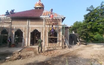 Warga Parangjoro dan Satgas TMMD Ke-129 Kodim 0726/Sukoharjo Gotong Royong Naikkan Genteng Masjid Al Mubaroq