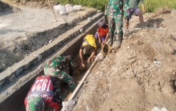Satgas TMMD dan Warga Berjibaku Bersihkan Lumpur Demi Kelancaran Irigasi Pertanian