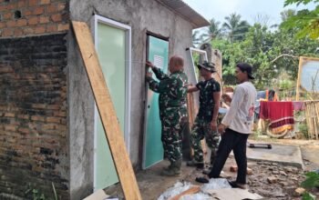 Lengkapi Privasi MCK, Satgas TMMD Kodim 0412/LU Rampungkan Pemasangan Pintu di Desa Baru Raharja