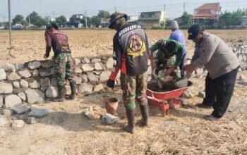 Gotong Royong TNI dan warga,bangun talud jalan persawahan jadi benteng baru lahan produktif