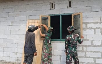 Hunian Layak Kian Terwujud, Satgas TMMD Ke-129 Kodim 0412/LU Pasang Jendela RTLH Milik Ibu Wagiyem