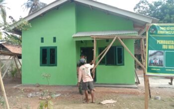 MANTAP! Satgas TMMD 129 Kodim 0412/Lampung Utara dan Warga Gotong Royong Cat Risplang Rumah Ibu Wagiem