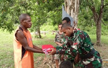 Semangat Kemerdekaan Berkibar di Kampung Sesor, Satgas TMMD Ke-129 Kodim 1807/Sorong Selatan Pasang Bendera Merah Putih