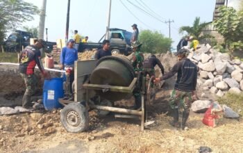 Kekompakan Warga Parangjoro dan Satgas TMMD Ke-129 Kodim 0726/Sukoharjo Terlihat Dalam Bangun Talut di Bawah Terik Matahari