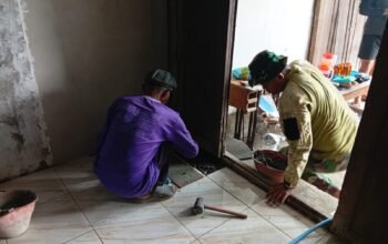 satu lagi rtlh selesai, satgas tmmd reg ke-129 kodim 0726/sukoharjo pasang keramik rumah bapak subani di desa parangjoro