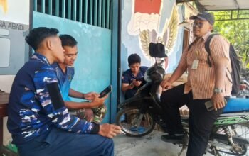 keseruan satgas tmmd bersama warga di sela waktu istirahat