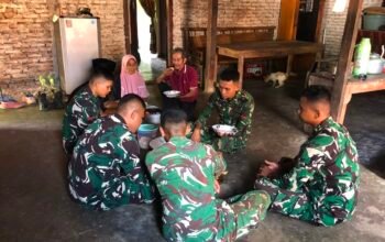 Lepas Lelah Bersama Warga, Satgas TMMD 129 Kodim 0412/LU Lahap Santap Hidangan di Dusun