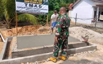 Wujudkan Program TMAB, Satgas TMMD ke-129 Kodim 0313/KPR Rampungkan Pengecoran Lantai Fondasi di Pelalawan