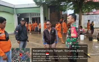 TNI, DLH, dan Warga Gotong Royong Bersihkan Masjid Pascabanjir di Padang