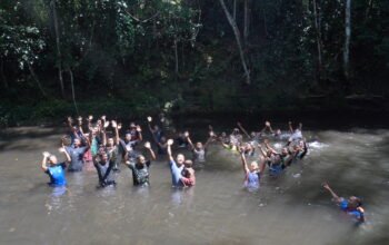 Kebersamaan Satgas TMMD Ke-129 dan Warga di Air Terjun Kampung Sesor, Wujud Kemanunggalan TNI dengan Rakyat yang Semakin Erat