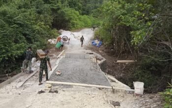 Rehab Jembatan TMMD Ke-129 Pengecoran Bagian Atas Jembatan Hampir Rampung, Akses Masyarakat Kampung Sesor Segera Lebih Aman dan Lancar