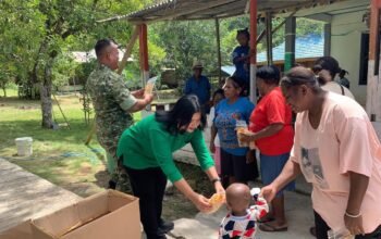 Canda Tawa Warnai Lokasi TMMD Ke-129, Kehangatan Dansatgas dan Ketua Persit Hadirkan Kebahagiaan bagi Mama-Mama dan Anak-Anak Kampung Sesor
