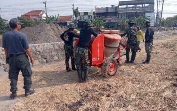 Di Bawah Terik Matahari, Satgas TMMD Reguler Ke-129 Kodim 0726/Sukoharjo Tetap Semangat Pindahkan Mesin