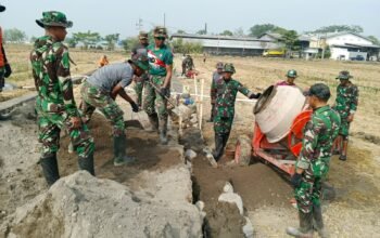 Terik Matahari Bukan Penghalang, Semangat Satgas TMMD Bangun Talud di Tengah Sawah Semakin Membara