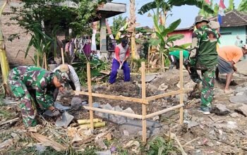 Satgas TMMD Bersama Warga Bangun Poskamling, Perkuat Keamanan dan Semangat Gotong Royong