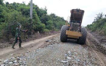 Jalan Berlubang dan Merapikan Bahu Jalan, Satgas TMMD ke-129 Kodim 0313/KPR Dipacu Hingga Jembatan T. Tahal