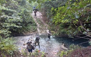 Medan Terjal Tak Surutkan Semangat Anggota Satgas TMMD Ke-129, Gotong Royong Wujudkan Pembangunan di Kampung Sesor