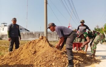 Sinergi Satgas Tmmd Dan Linmas Ratakan Jalan Demi Kenyamanan Warga