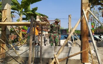 Satgas TMMD Ke-129 Kodim 0726/Skh Gotong Royong Bangun Pos Kamling di Dk. Singkil Parangjoro