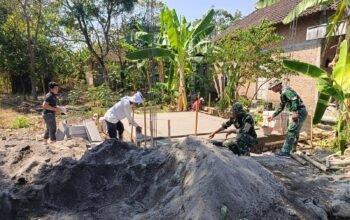 Satgas TMMD Reguler ke-129 Kodim 0726/Sukoharjo Bersama Warga Desa Parangjoro membangun Pos Kamling