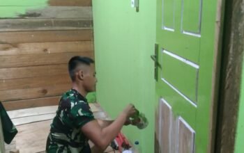 Kejar Target TMMD ke-129, Satgas Kodim 0313/KPR ‘Serbu’ Lembur Pengerjaan Rumah Ibu Timah Pada Malam Hari