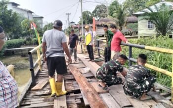 Perkuat Kemanunggalan TNI dan Rakyat, Satgas TMMD ke-129 Kodim 0313/KPR dan Warga Gotong Royong Perbaiki Jembatan jalan Desa