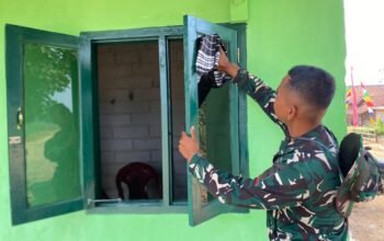 Penyelesaian Akhir RTLH TMMD Ke-129, anggota Satgas Bersihkan dan Rapikan Rumah Milik Sandri