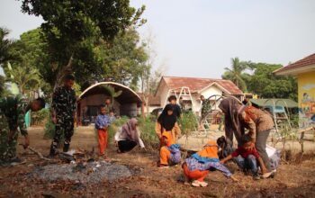Tanamkan Pola Hidup Bersih, Prajurit TNI TMMD Kodim 0412 Merangkul Siswa TK Baru Raharja