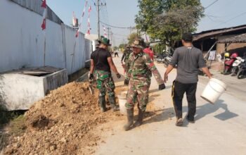 Satgas TMMD, TNI, Polri, dan Warga Bersinergi Uruk Bahu Jalan Demi Keselamatan Pengguna Jalan