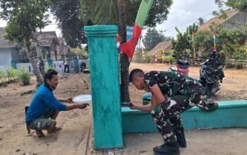 Melalui Pengecatan : Satgas TMMD Ke-129 Percantik Kantor Balai Desa Baru Raharja