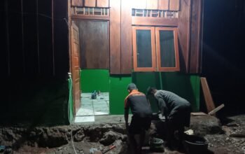 Pantang Menyerah hingga Malam, Satgas TMMD Ke-129 Kodim 1807/Sorsel Lembur Finishing Rumah Type 36 untuk Warga Kampung Sesor
